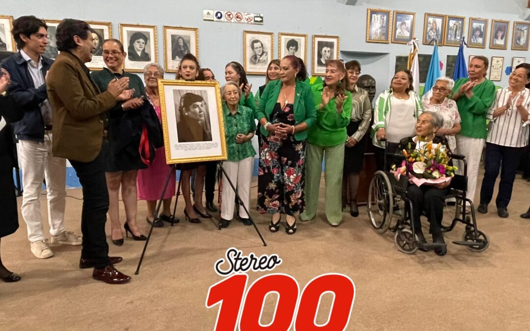 Rinden homenaje a maestra distinguida Josefa Elizabeth Andrade de Rodas