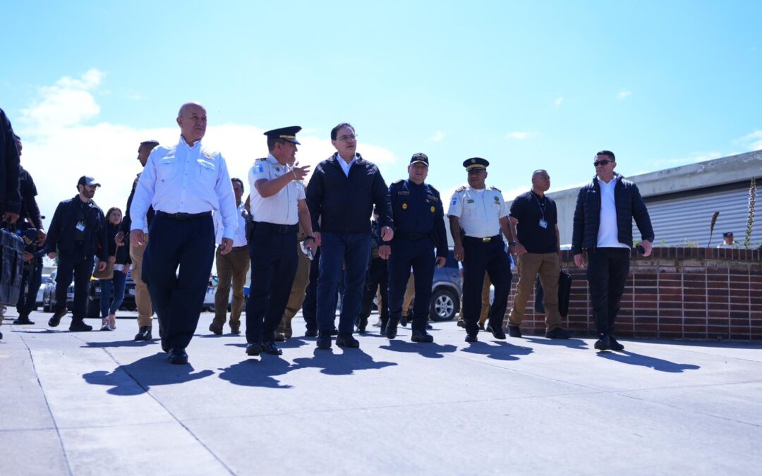 Ministro de Gobernación y Director de PNC supervisan Comisaría en Quetzaltenango