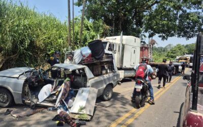 Choque entre tráiler y picop deja cinco heridos