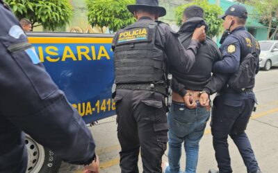 Persecución y disparos en la calzada Roosevelt deja un presunto motoladrón capturado y un menor remitido