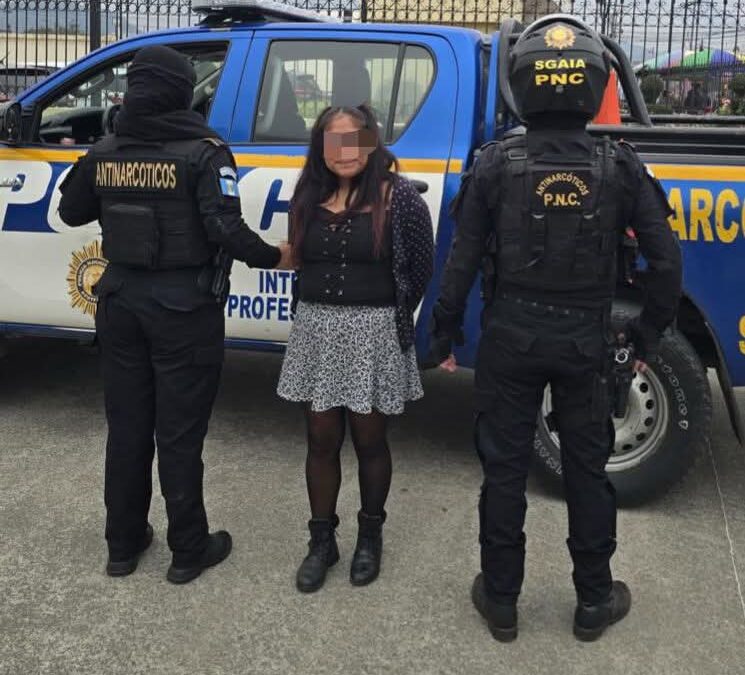 Agentes antinarcóticos arrestan a mujer en la zona 10 de Quetzaltenango