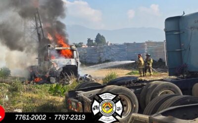 Fuego consume vehículo pesado en la zona 1 de Quetzaltenango