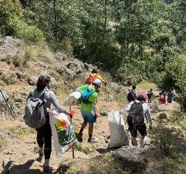 Desarrollan jornada de limpieza en el volcán Santa María y recolectan más de 90 costales con basura