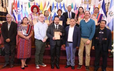Entregan ejemplar del Popol Vuh a la Municipalidad de Quetzaltenango