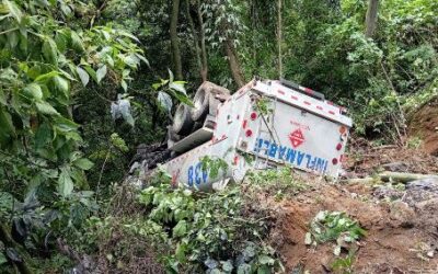 Pipa con combustible cae a barranco en Quetzaltenango