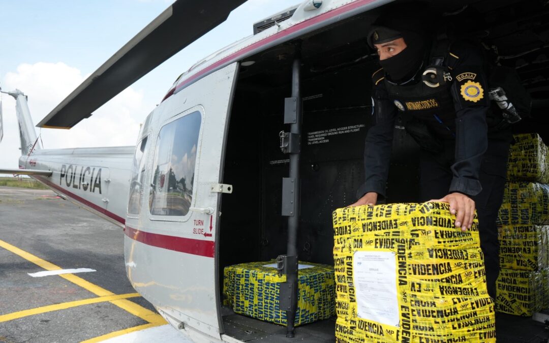 Trasladan a la capital cargamento de cocaína incautado en aguas del Pacífico