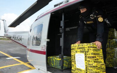 Trasladan a la capital cargamento de cocaína incautado en aguas del Pacífico