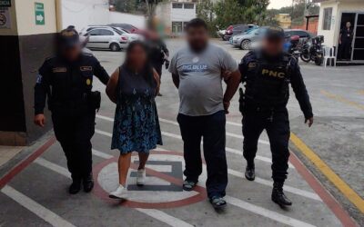 Detienen a un hombre y a su progenitora tras disparos al aire con arma ilegal en Mixco