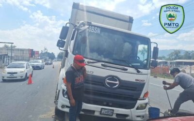 Camión queda sobre el arriate central de la Autopista Los Altos tras falla en neumáticos