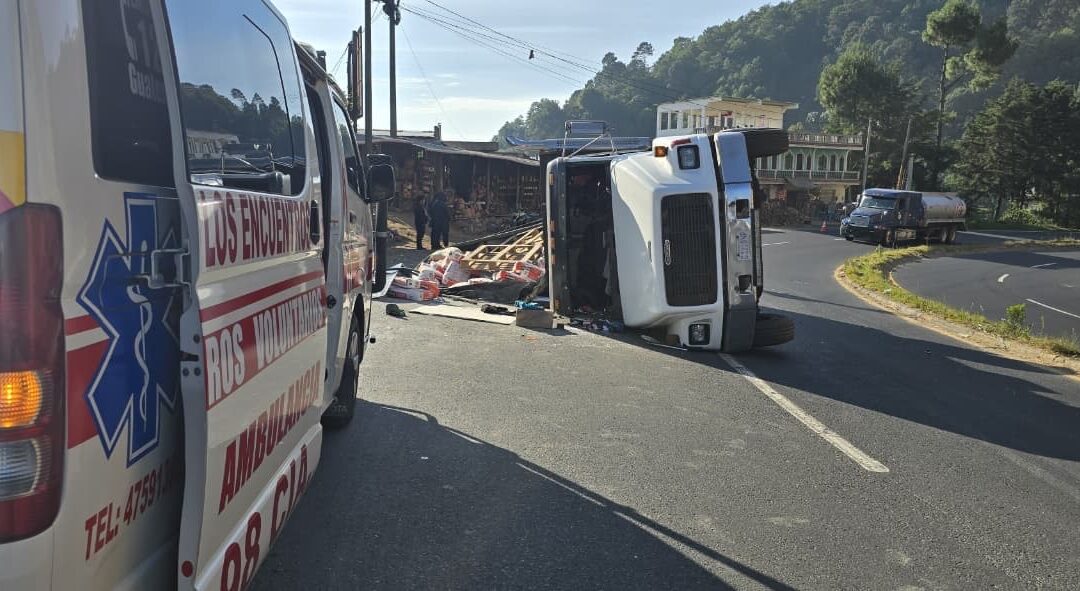 Camión cargado con materiales vuelca en la Interamericana, Sololá