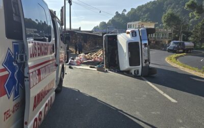 Camión cargado con materiales vuelca en la Interamericana, Sololá