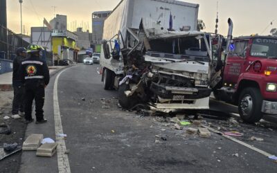 Colisión en Los Encuentros: Rescatan a copiloto atrapado entre los hierros de un camión