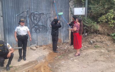 Policía y estudiantes borran grafitis de pandillas para recuperar espacios públicos en Nebaj, Quiché