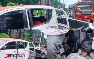 Camión de volteo colisiona contra picop en Santa Cruz Muluá y deja a un custodio herido