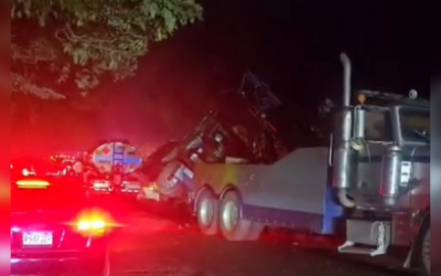 Impactante video: grúa cae a un barranco en la ruta Cito-180 cuando rescataba un camión cisterna