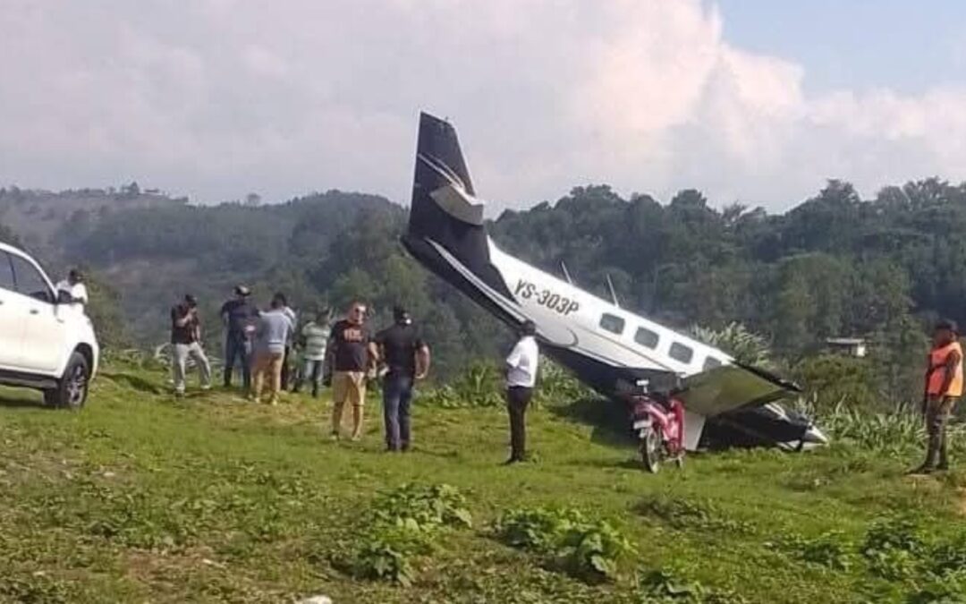 Percance aéreo en el aeródromo de Cobán deja solo daños materiales y tripulantes con crisis nerviosa