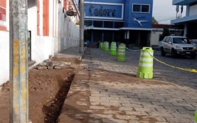 Regulan el tránsito en el Centro Histórico de Xela por construcción de banquetas peatonales