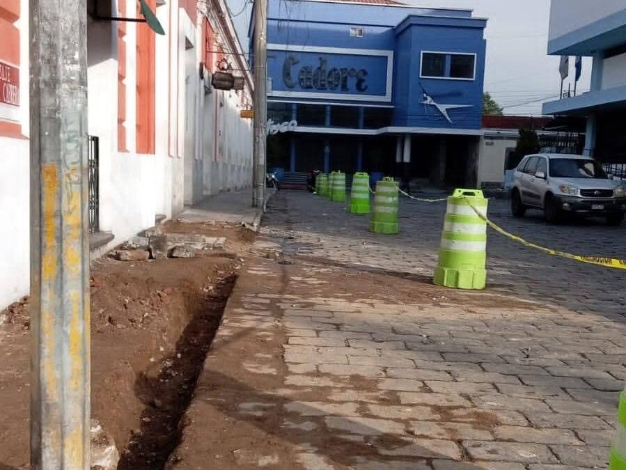 Regulan el tránsito en el Centro Histórico de Xela por construcción de banquetas peatonales