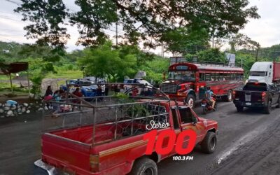 Comunitarios de Champerico frenan bloqueo en el Cruce del Zarco para dar paso a negociaciones por falta de luz