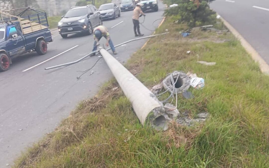 Empresa Eléctrica Municipal evalúa daños tras colisión de vehículo contra poste en la bóveda de Chiquilajá