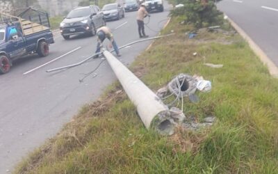 Empresa Eléctrica Municipal evalúa daños tras colisión de vehículo contra poste en la bóveda de Chiquilajá