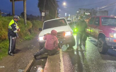 Picop encunetado en Llanos de la Cruz, zona 6 de Quetzaltenango