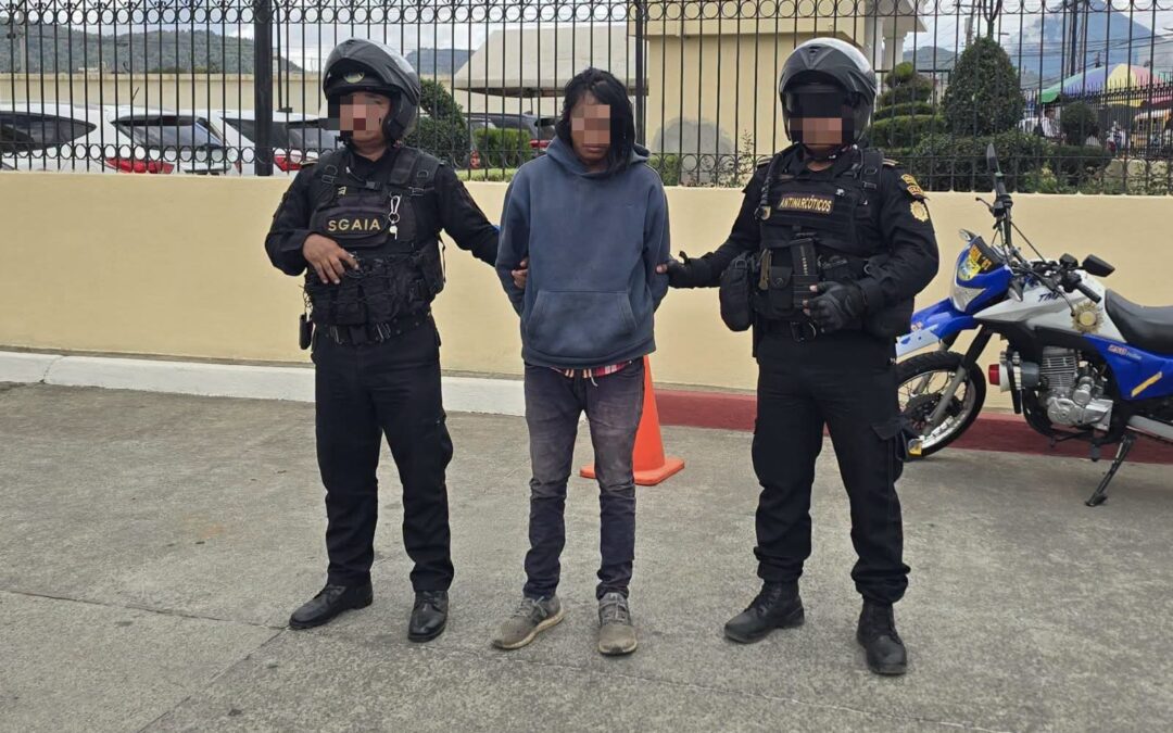 Capturan a hombre con posible droga en operativo antinarcótico en Salcajá