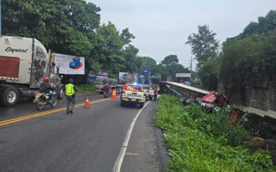 Tráiler vuelca y cae en un riachuelo en el kilómetro 155 de la ruta al Pacífico obstaculizando el paso vehicular