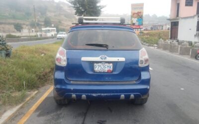 Conductor pierde el control y derriba un poste de tendido eléctrico en la zona 6 de Quetzaltenango