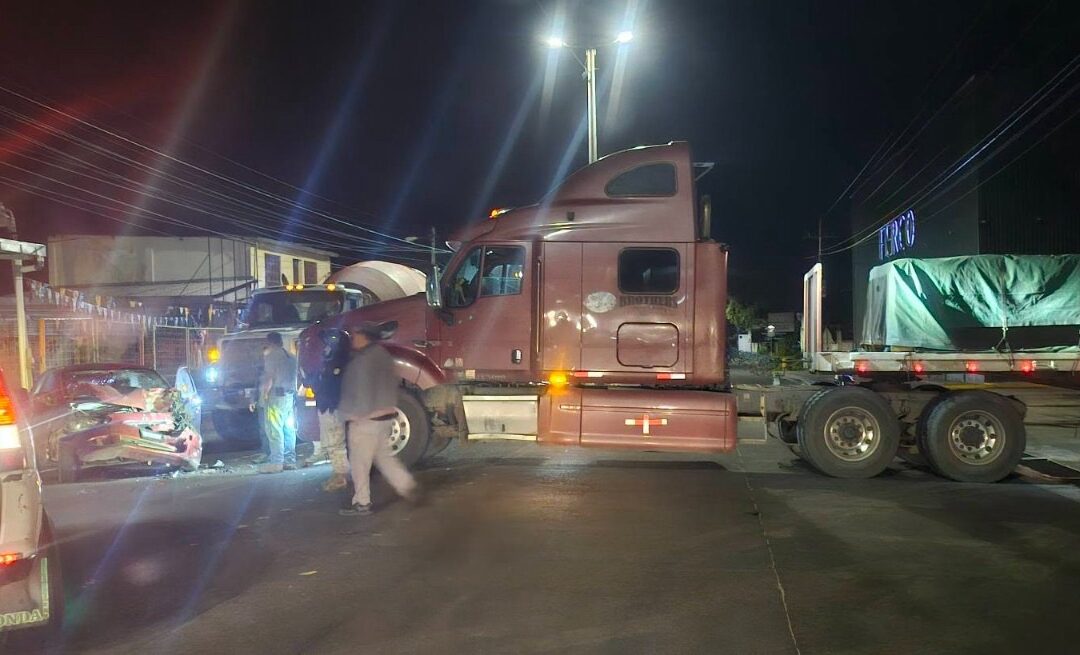 Automóvil colisiona contra tráiler en maniobra sobre la ruta de San Cristóbal Totonicapán
