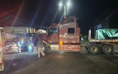 Automóvil colisiona contra tráiler en maniobra sobre la ruta de San Cristóbal Totonicapán