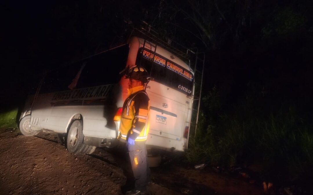 Microbús derrapa y choca contra paredón en ruta Interamericana: Nueve pasajeros atendidos