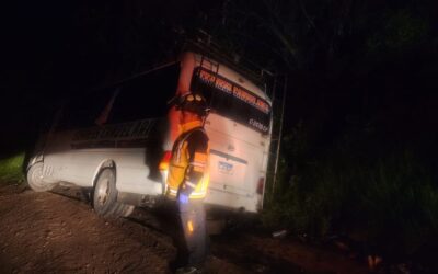 Microbús derrapa y choca contra paredón en ruta Interamericana: Nueve pasajeros atendidos