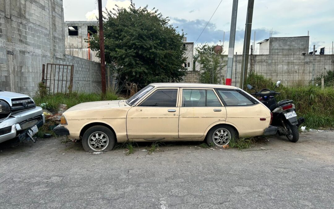 Denuncia ciudadana: Vehículos abandonados en zona 6 obstaculizan el paso y generan inseguridad