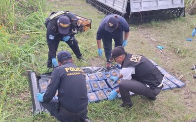 Autoridades confirman hallazgo de 72 paquetes de cocaína en camión abandonado en Retalhuleu