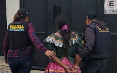 Arrestan a mujer por la muerte de dos hermanos y herir a la progenitora de ambos