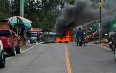 Vecinos en Momostenango mantienen bloqueo por aumento al pasaje del transporte público