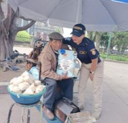 PNC entrega detalles en Quetzaltenango por el Día del Padre