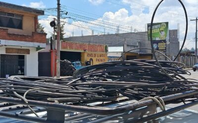 Retiran cables en la calzada Manuel Lisandro Barillas de Xela