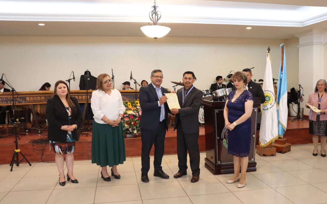 Entregan Galardón María Chinchilla a docentes en Quetzaltenango