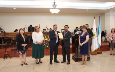 Entregan Galardón María Chinchilla a docentes en Quetzaltenango