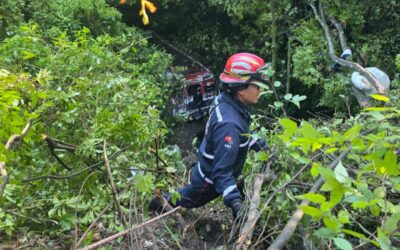 Bus cae a hondonada, de unos 15 metros, en Chichicastenango