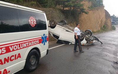 Vehículo vuelca en la ruta Interamericana