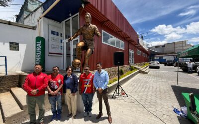 Develan estatua de Mario Camposeco en el estadio que rinde honor a su legado