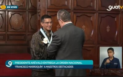 Maestro de Sololá recibe alta condecoración del magisterio