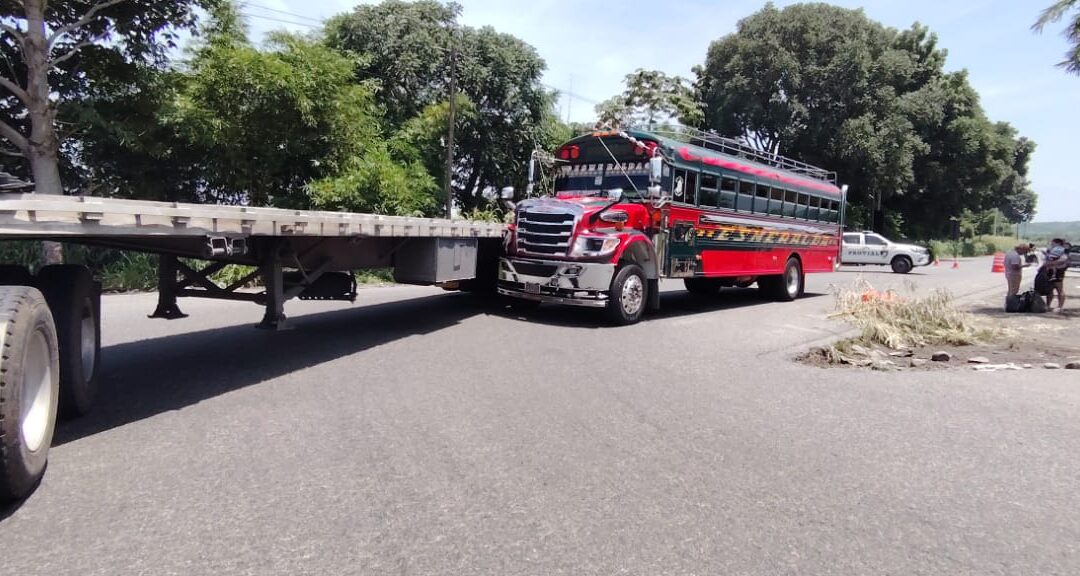 Bus y tráiler colisionan en la ruta al Pacífico
