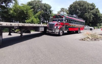 Bus y tráiler colisionan en la ruta al Pacífico