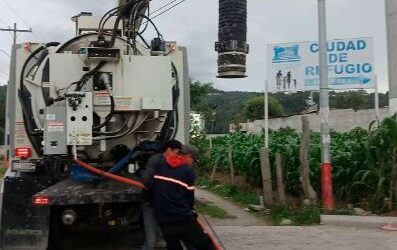 Pedazos de madera y materiales de construcción provocan taponamiento de tubería