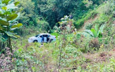 Vehículo cae a hondonada en Santa Lucía Utatlán, Sololá