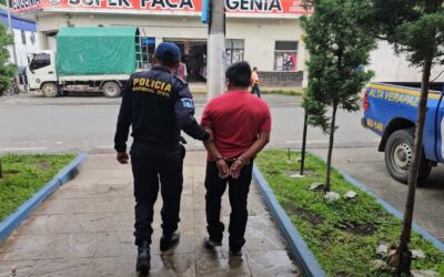 Capturan a un hombre sorprendido cuando agredía a su progenitora en Alta Verapaz